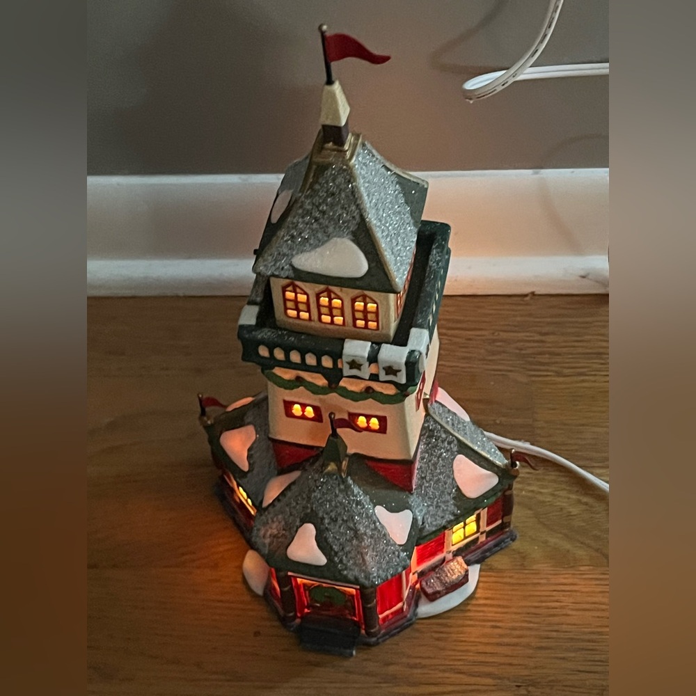 Heritage village collection. North Pole series. Dept 56, Santa’s lookout tower.